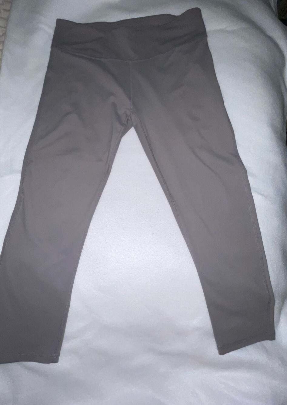 Fabletics High-Waisted Cropped Leggings Gray - Medium
